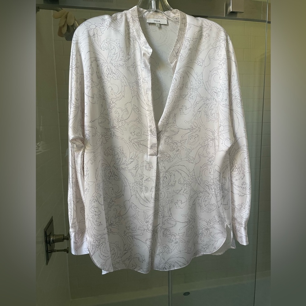 Vince Button Front Silk Blouse Size S
Excellent condition.